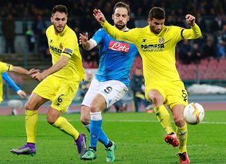 Napoli's Argentinian-French forward Gonzalo Higuain fights for the ball with Villareal's Spanish defender Victor Ruiz (L) and Villareal's Argentinian defender Mateo Musacchio during the UEFA Europa League Round of 32 second leg football match SSC Napoli vs Villareal CF on February 25, 2015 at the San Paolo Stadium in Naples. / AFP / CARLO HERMANN (Photo credit should read CARLO HERMANN/AFP/Getty Images)