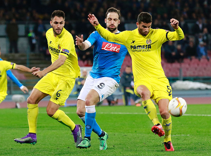 Napoli's Argentinian-French forward Gonzalo Higuain fights for the ball with Villareal's Spanish defender Victor Ruiz (L) and Villareal's Argentinian defender Mateo Musacchio during the UEFA Europa League Round of 32 second leg football match SSC Napoli vs Villareal CF on February 25, 2015 at the San Paolo Stadium in Naples. / AFP / CARLO HERMANN (Photo credit should read CARLO HERMANN/AFP/Getty Images)