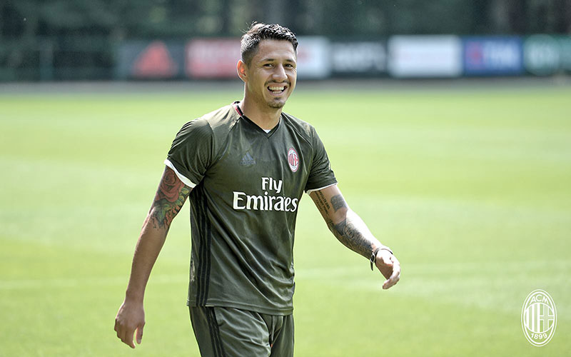 Gianluca Lapadula training at Milanello (@acmilan.com)
