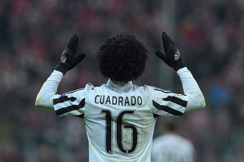 Juventus' forward from Colombia Juan Cuadrado celebrate after scoring during the UEFA Champions League, Round of 16, second leg football match FC Bayern Munich v Juventus in Munich, southern Germany on March 16, 2016. / AFP / TOBIAS SCHWARZ (Photo credit should read TOBIAS SCHWARZ/AFP/Getty Images)