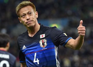 Japan's midfielder Keisuke Honda acknowledges to cheering fans following his goal against Syria during the 2018 World Cup qualifier Asian second-round Group E football match between Japan and Syria in Saitama on March 29, 2016. / AFP / JIJI PRESS / JIJI PRESS / Japan OUT (Photo credit should read JIJI PRESS/AFP/Getty Images)