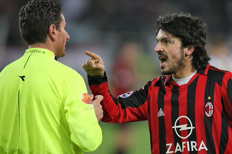 Gattuso argue with referee Massimo De Santis after getting a red card during his serie A football match against Juventus, 12 March 2006 at Delle Alpi stadium in Turin. AFP PHOTO GIUSEPPE CACACE (Photo credit should read GIUSEPPE CACACE/AFP/Getty Images)