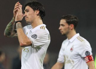 Romagnoli salutes the crowd at the end of Genoa-Milan on the 25th of October 2016 at Stadio Luigi Ferraris. (Photo by Marco Luzzani/Getty Images)