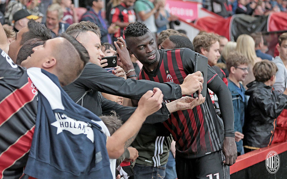 Milan fans taking a picture with M'Baye Niang at the end of Bournemouth-Milan on the 3rd of September 2016 at the Vitality Stadium (@acmilan.com)