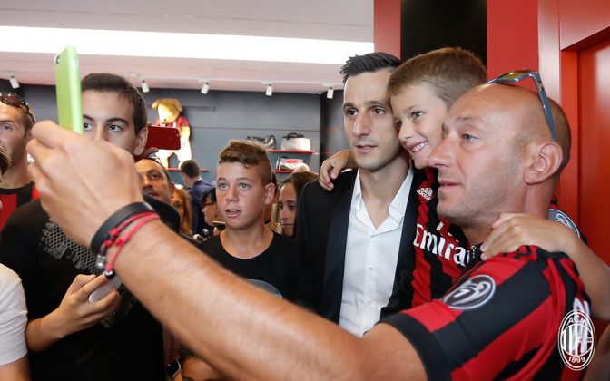 Nikola Kalinić at the Milan Store at Casa Milan on the 22nd of August, 2017. (@acmilan.com)