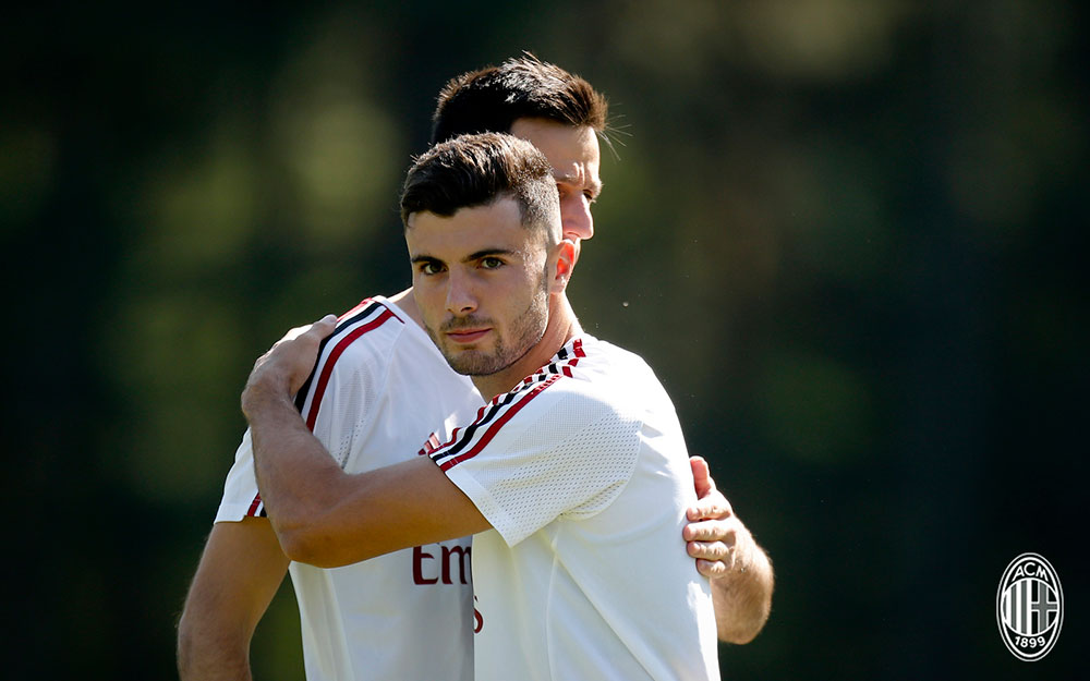 Patrick Cutrone and Nikola Kalinić during training at Milanello. (@acmilan.com)