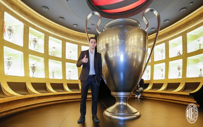 Nikola Kalinić at the Milan Museum at Casa Milan on the 22nd of August, 2017. (@acmilan.com)