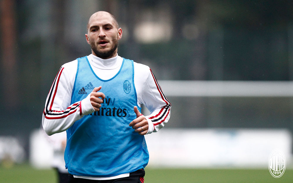 Gabriel Paletta during training at Milanello. (@acmilan.com)