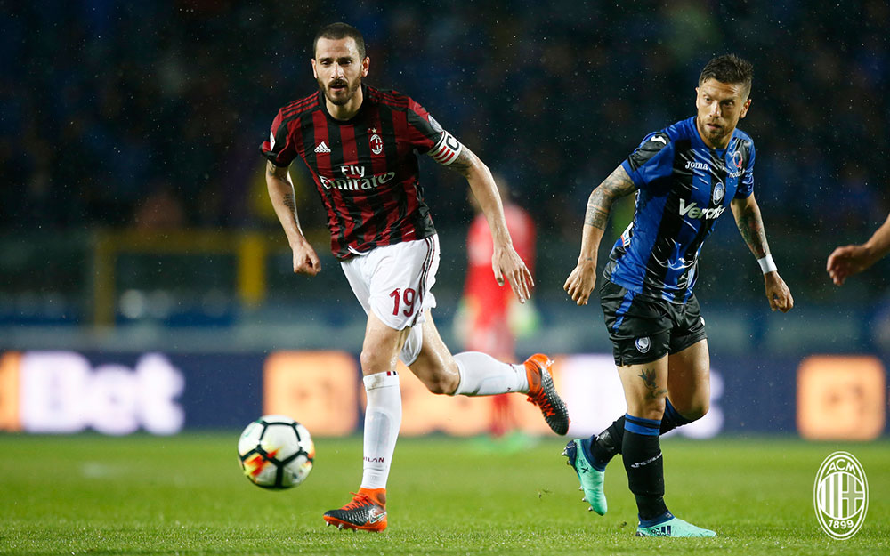 Leonardo Bonucci and Alejandro Gómez during Atalanta-Milan at Stadio Atleti Azzurri d'Italia on May 13, 2018. (@acmilan.com)