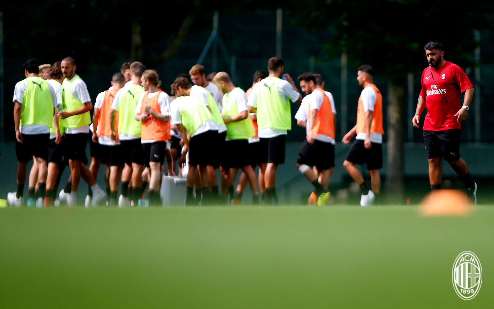 Gennaro Gattuso and the squad during training at Milanello. (@acmilan.com)