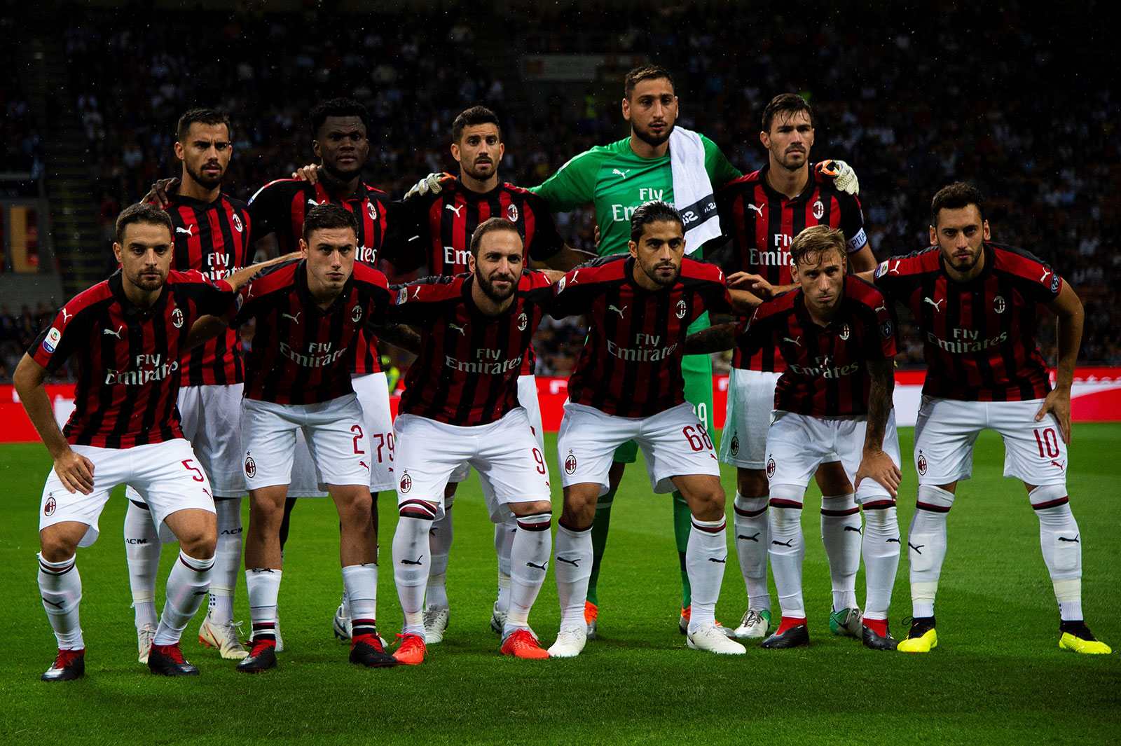 Suso, Franck Kessié, Mateo Musacchio, Gianluigi Donnarumma, Alessio Romagnoli, Giacomo Bonaventura, Davide Calabria, Gonzalo Higuain, Ricardo Rodriguez, Lucas Biglia and Hakan Çalhanoğlu before Milan-Roma at Stadio San Siro on August 31, 2018. (MARCO BERTORELLO/AFP/Getty Images)