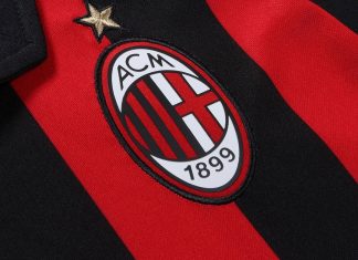 The badge on the Milan home shirt. (@acmilan.com)