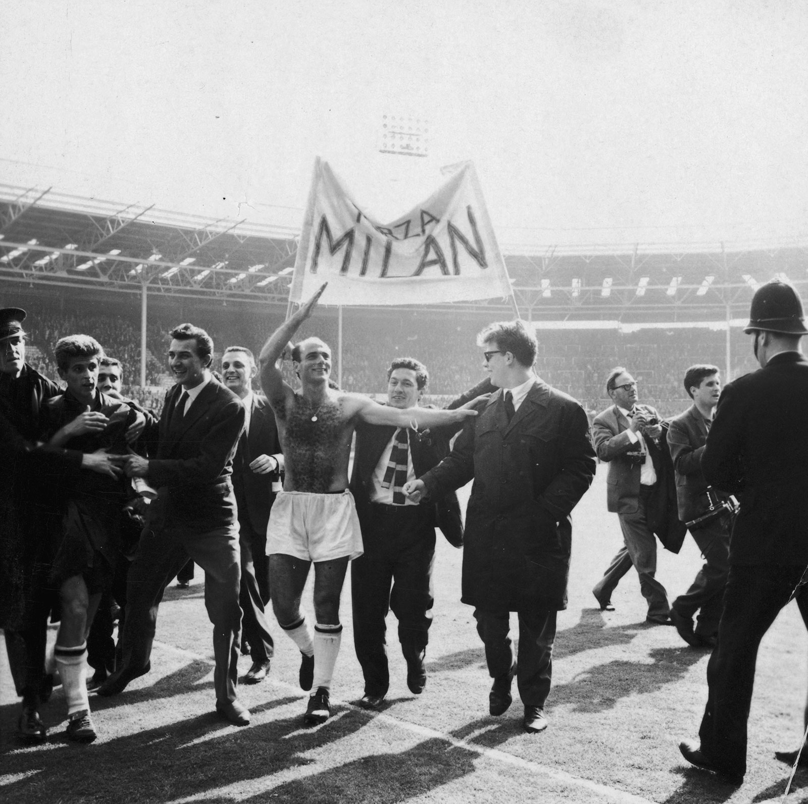 Milan players and fans celebrating their victory over Benfica in the European Cup Final at Wembley on May 22, 1963. (Photo by Evening Standard/Getty Images)