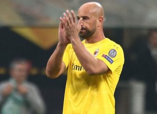 Pepe Reina and Andrea Bertolacci at the end of Milan-Real Betis at Stadio San Siro on October 25, 2018. (@acmilan.com)