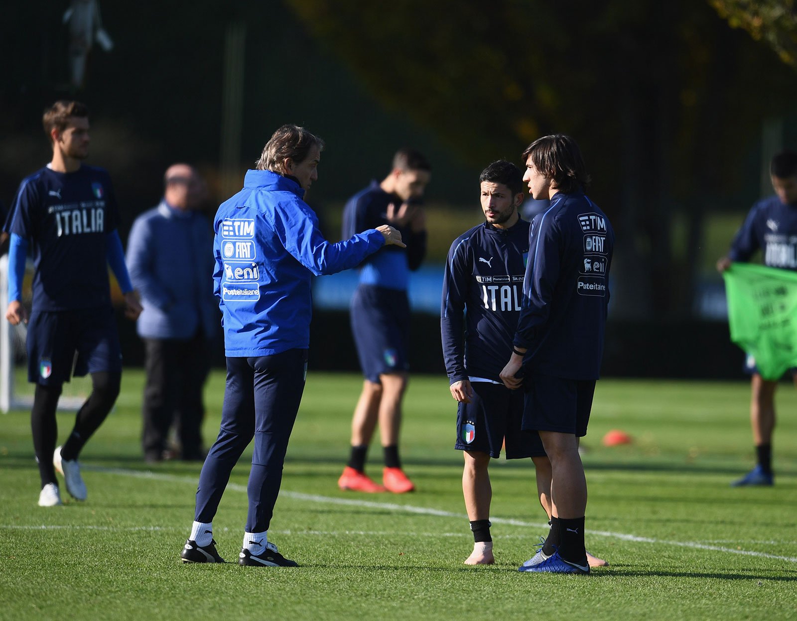 Sandro Tonali and Stefano Sensi talking to Roberto Mancini during an Italy training session at Appiano Gentile on November 18, 2018. (Photo by Claudio Villa/Getty Images)